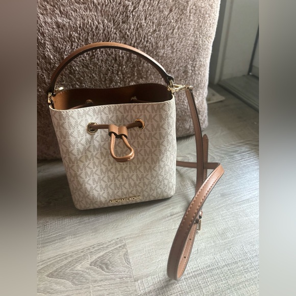 Michael Kors - Picture 2 of 3